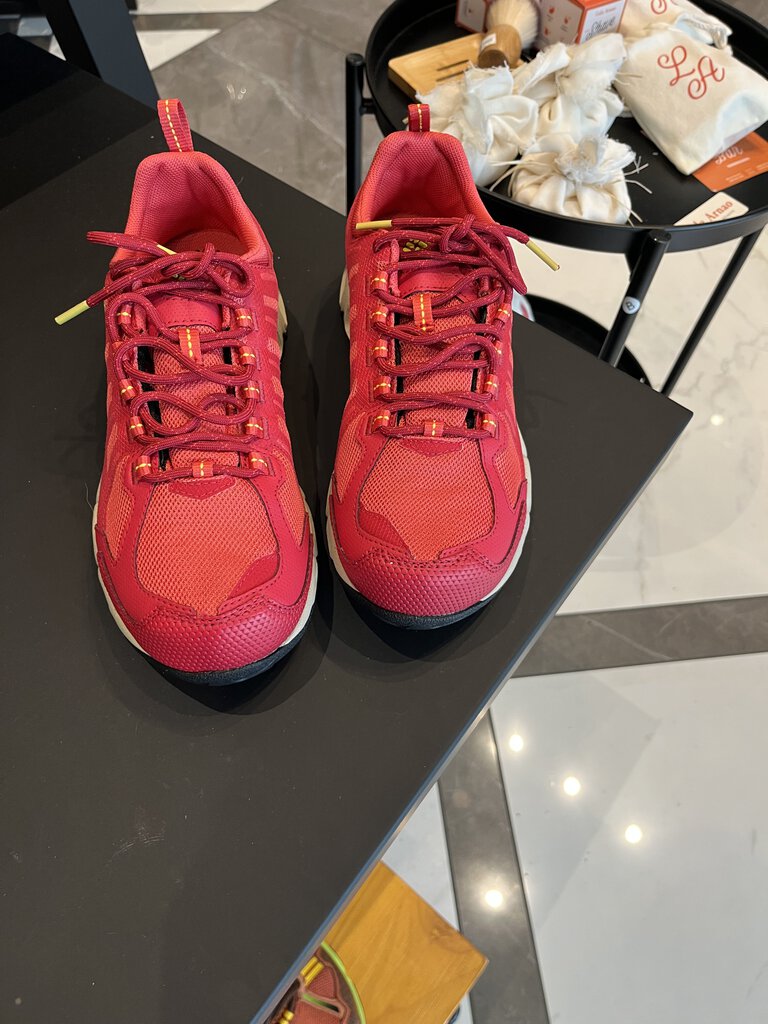 (8.5) NWT "Ventfreak Outdry" Hiking Shoes