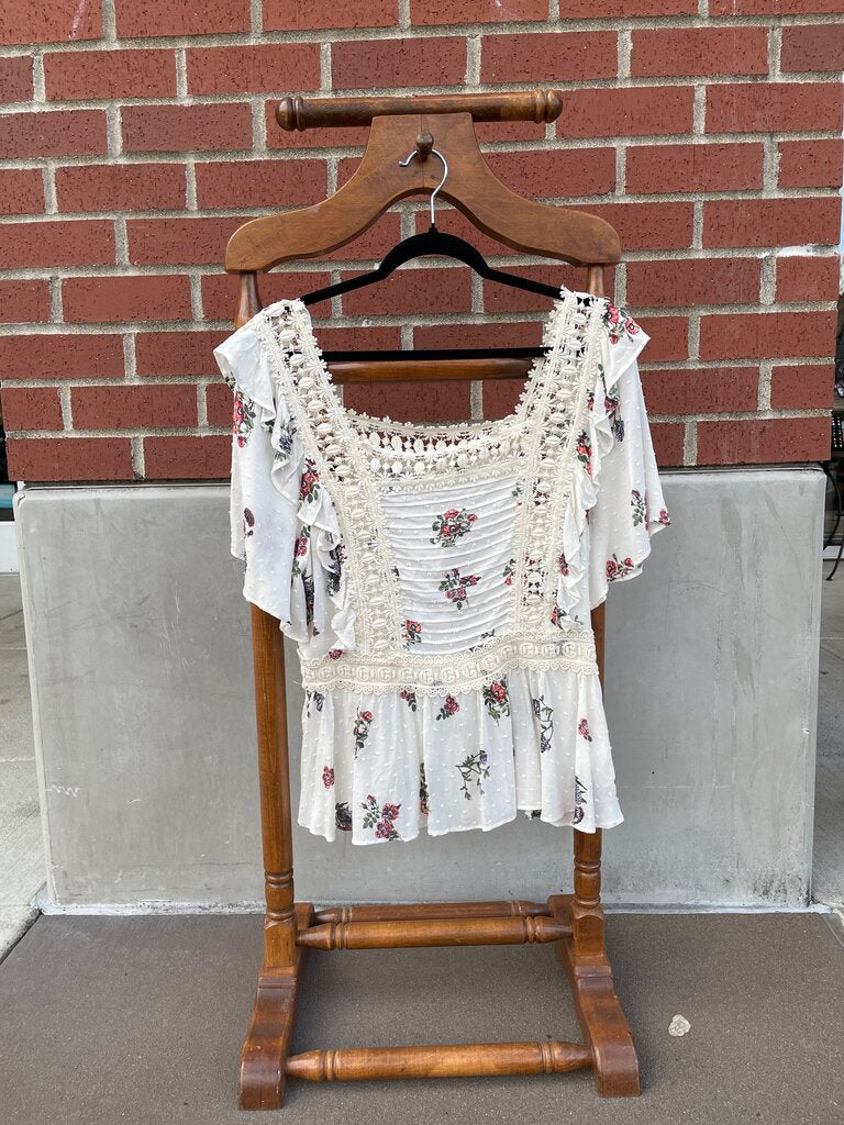 (M) NWT Flutter Sleeve Floral Top