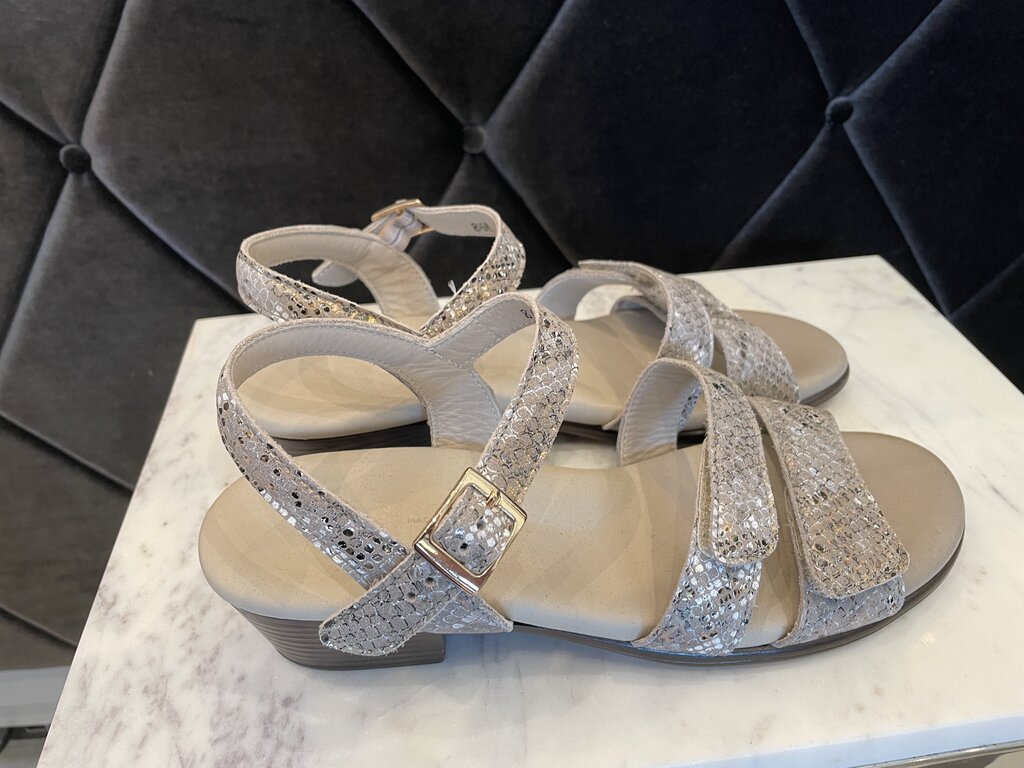 (8H) Faux Croc Sandals w. low heel