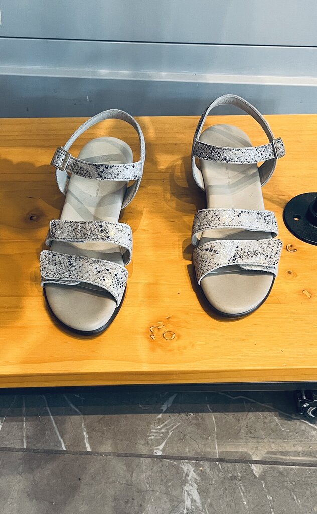 (8H) Faux Croc Sandals w. low heel