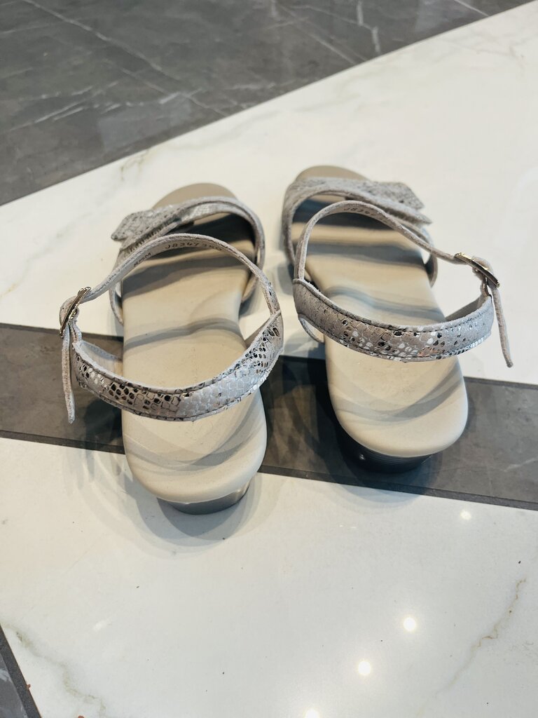 (8H) Faux Croc Sandals w. low heel