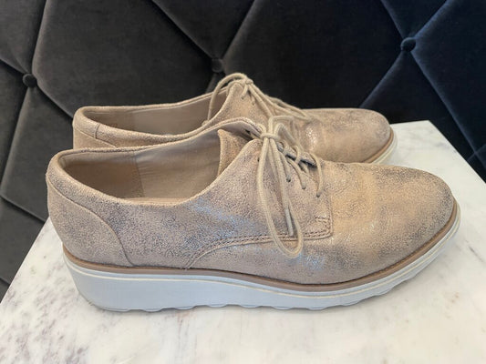 (8) Lace Up Shoes